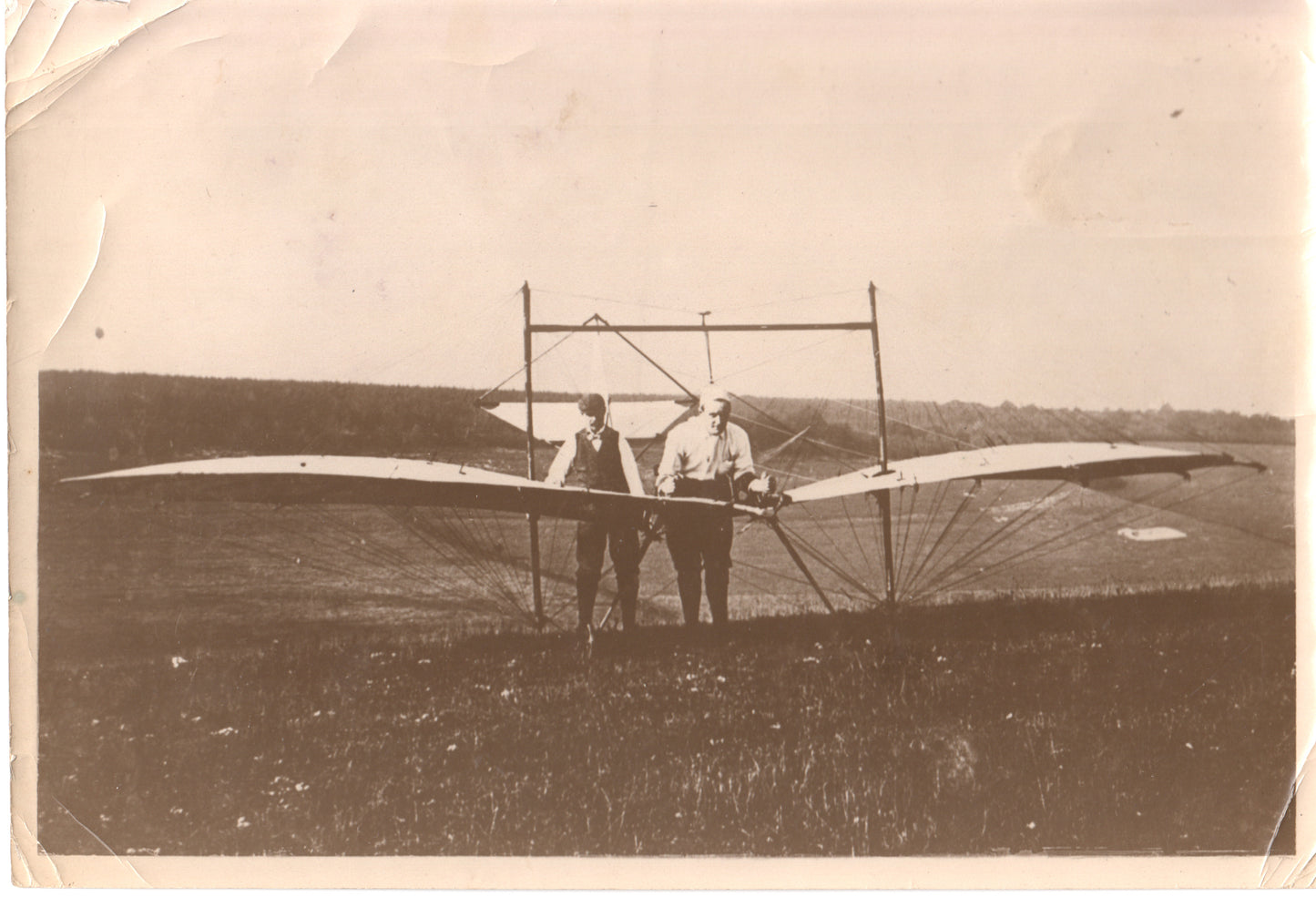 Vintage photo of aviators with a glider from the early 1900s. - Image: Folder16-1