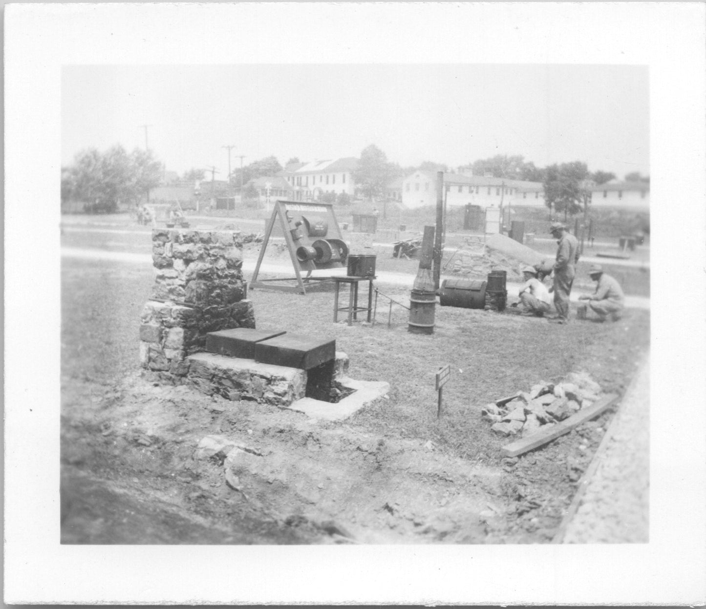 Black and white photograph of a construction site with workers and machinery from the early 20th century. - Image: 2025-08-25-0065