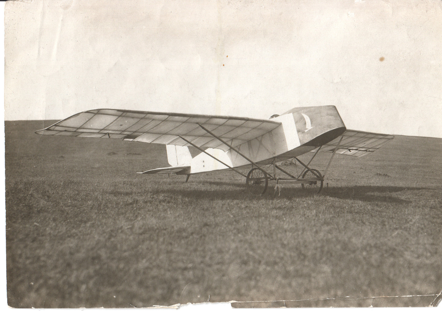 Vintage glider model on a grassy field - Image: Folder9-1