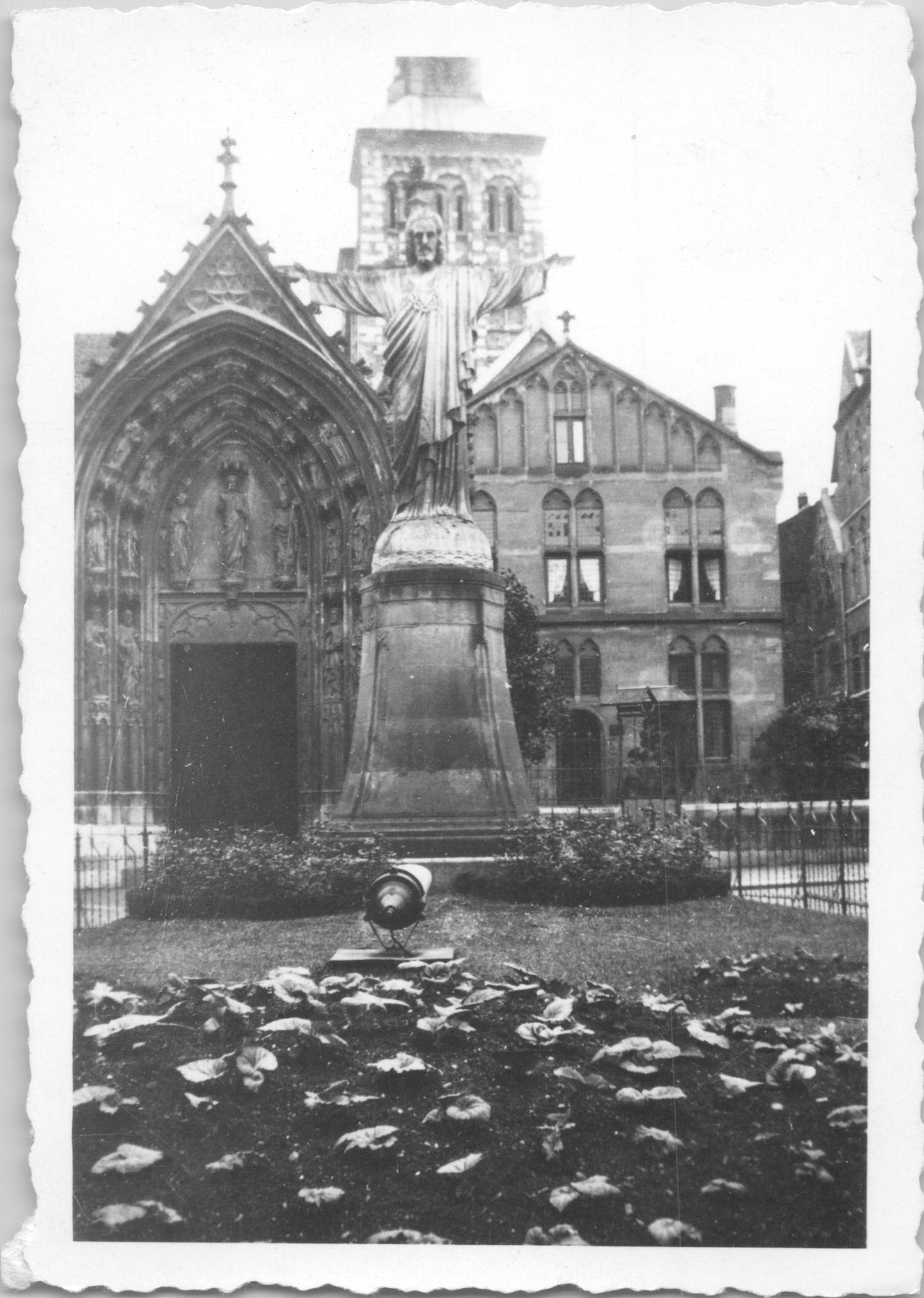A black and white photo of a statue of Christ in front of a cathedral. - Image: 2025-08-25-0007
