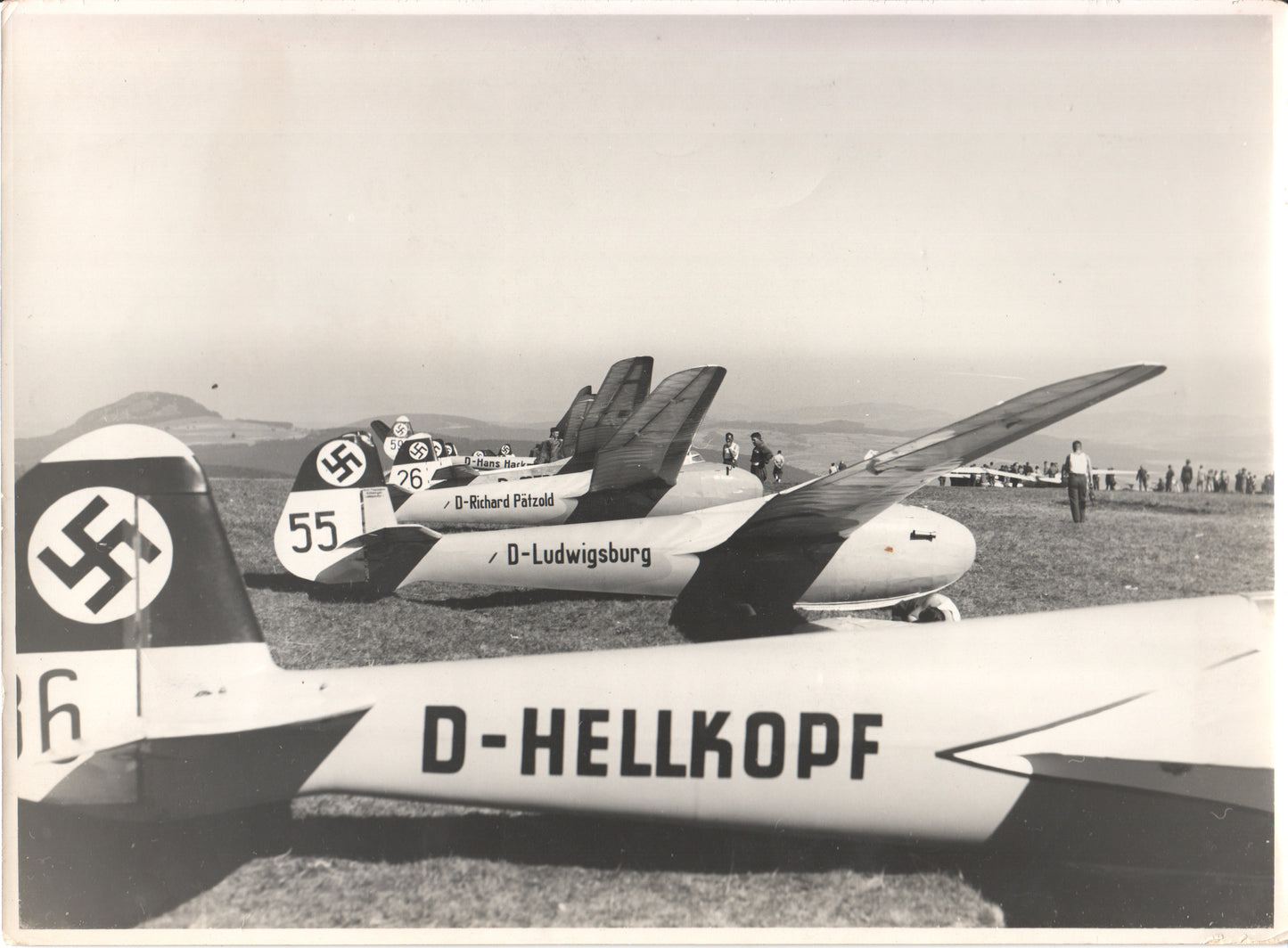 Black and white photo of German gliders from the 1940s at an outdoor event. - Image: Folder21-3