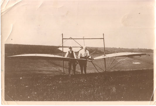Vintage photo of aviators with a glider from the early 1900s. - Image: Folder16-1