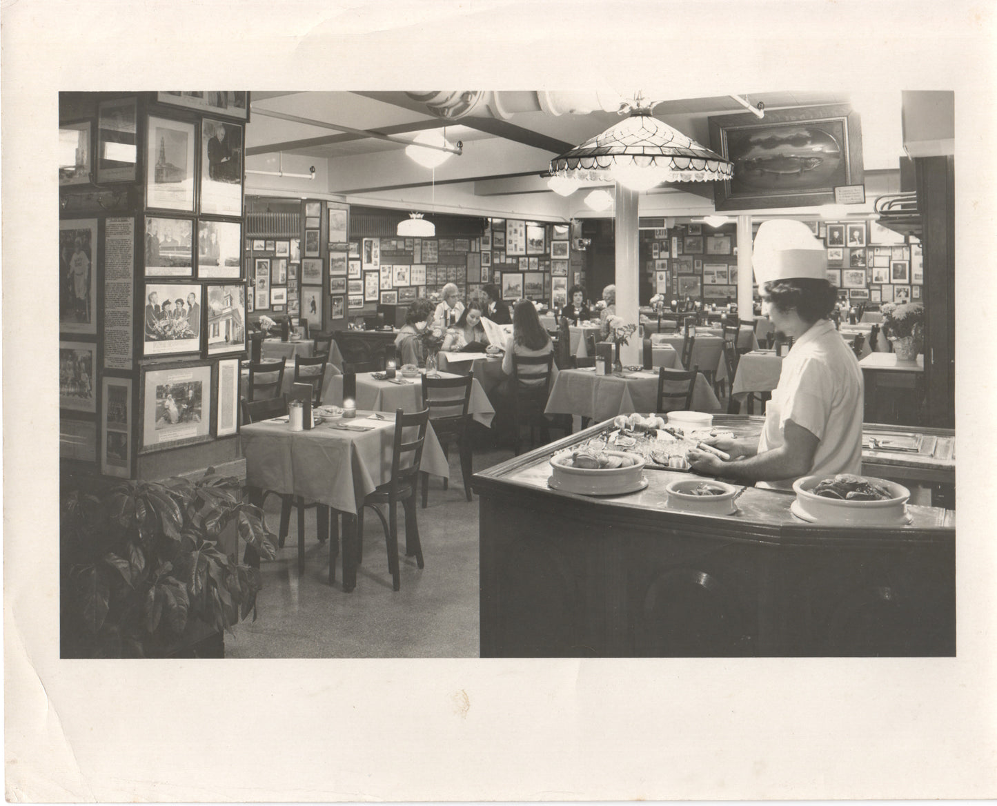 Vintage photograph depicting the interior of a retro restaurant. - Image: Folder16-17