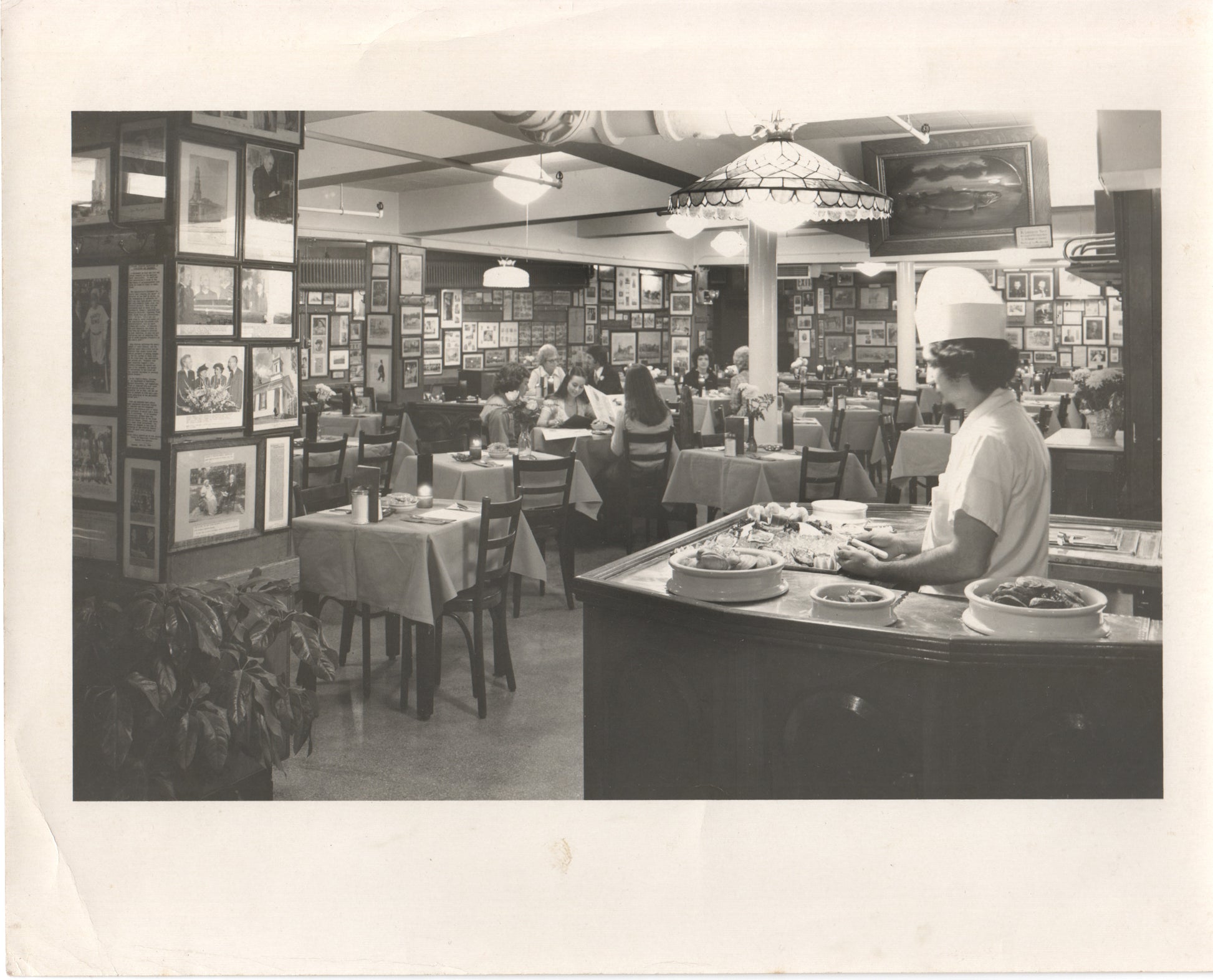 Vintage photograph depicting the interior of a retro restaurant. - Image: Folder16-17