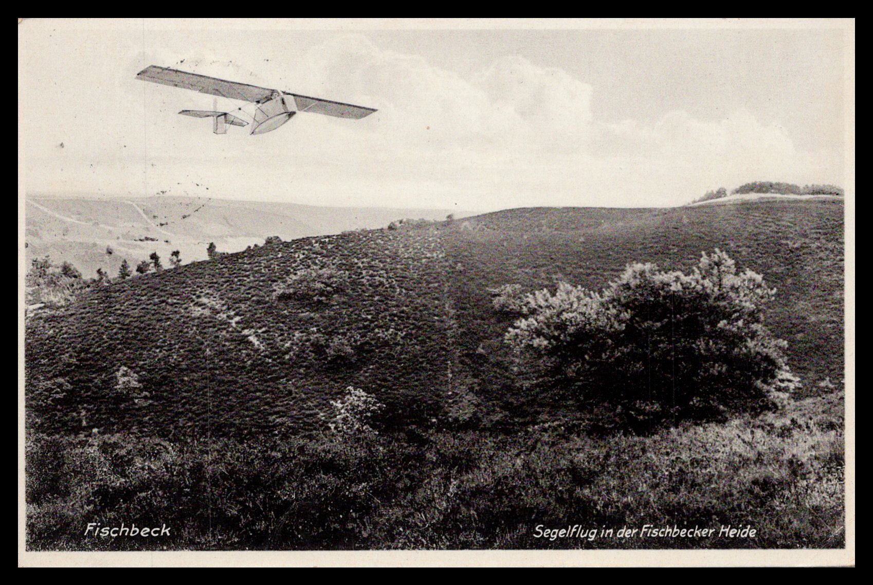 Vintage postcard featuring a glider flying over the Fischbecker Heide landscape. - Image: MA-PC_0035