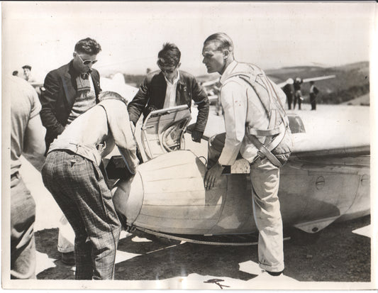 Vintage black and white photo of pilots preparing a sailplane. - Image: Folder23-2