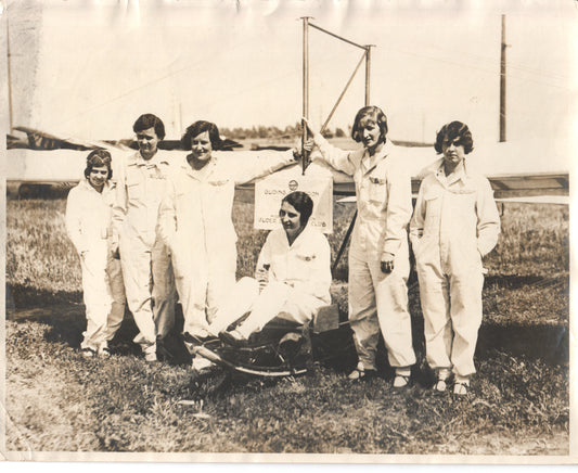 Historic photograph of women glider pilots from the 1920s - Image: Folder20-23