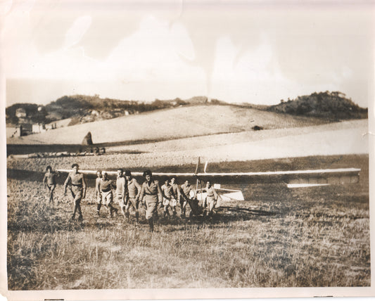 Group of aviators with a glider in a scenic landscape. - Image: Folder15-5