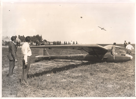 Vintage photograph of a D-Condor glider and spectators at an airfield. - Image: Folder18-5