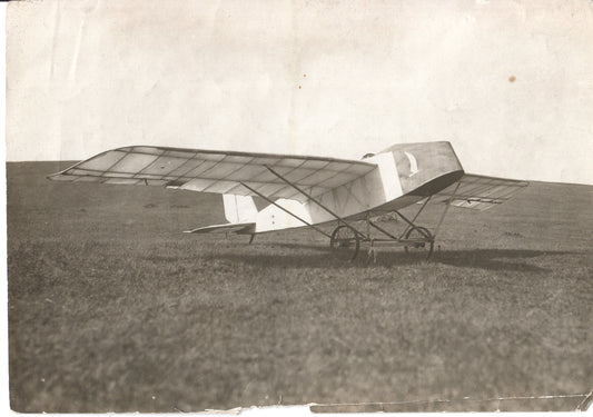Vintage glider model on a grassy field - Image: Folder9-1