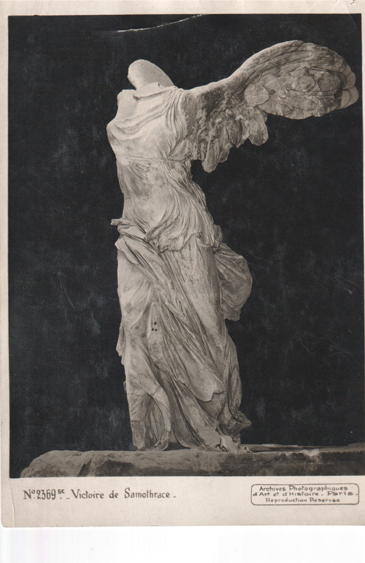 Vintage postcard depicting the Winged Victory of Samothrace sculpture - Image: 2025-04-13-0035